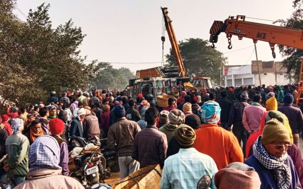Tragic Road Accident in Gola Ramgarh: 4 Dead, Over a Dozen Injured
