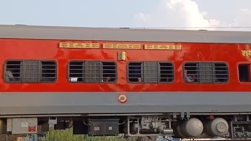 Stone Pelting on Tapi Ganga Express Near Jalgaon: Passengers Panic During Journey to Kumbh Mela
