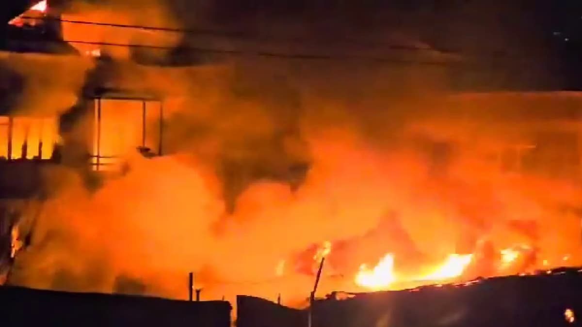 Significant Fire Engulfs Badi Nambal Bebandem in Srinagar, Authorities Mobilize to Control the Situation