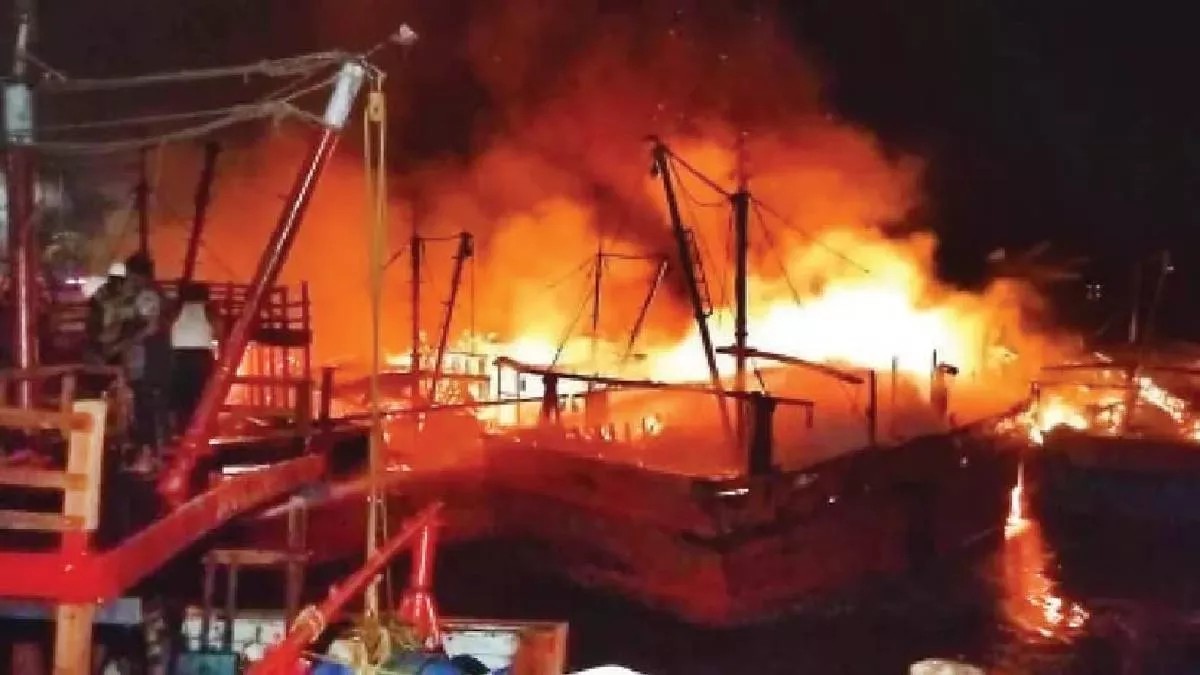 Massive Fire at Odisha’s Paradip Port: 17 Boats Destroyed, Gas Tank Explosions Shake Area