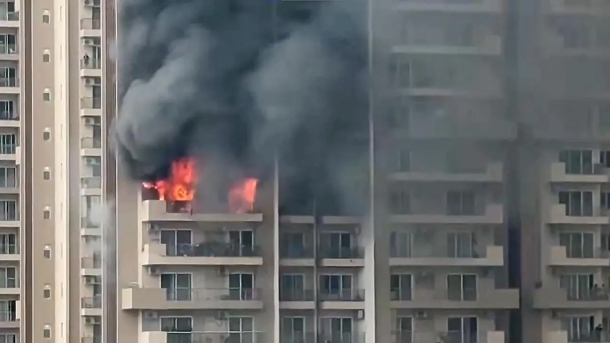 Noida High-Rise Fire: Blaze Erupts on 21st Floor of Sector 119 Residential Tower, Residents Evacuated Safely